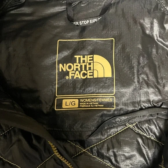 The North Face Women's Black Quilted Puffer Jacket - Picture 9 of 9